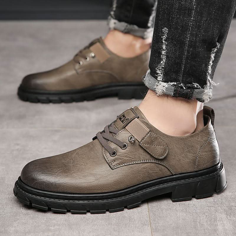 Schuhe mit Schnürung und robuster Sohle