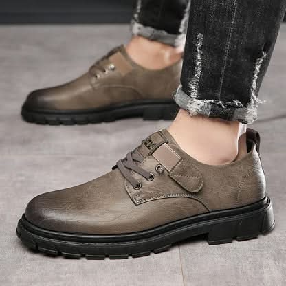 Schuhe mit Schnürung und robuster Sohle