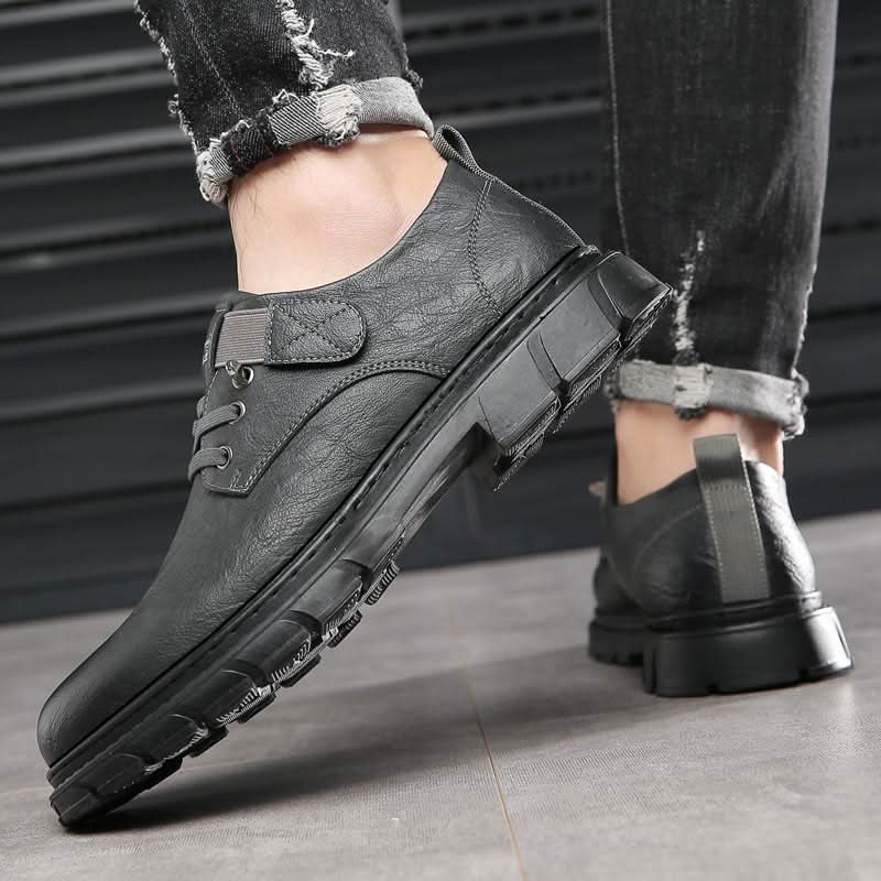 Schuhe mit Schnürung und robuster Sohle