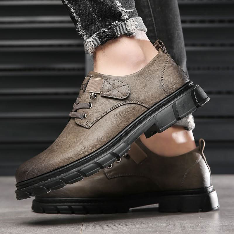 Schuhe mit Schnürung und robuster Sohle