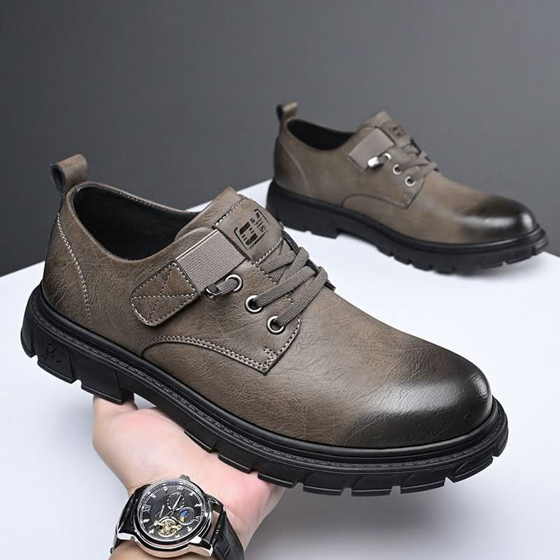 Schuhe mit Schnürung und robuster Sohle