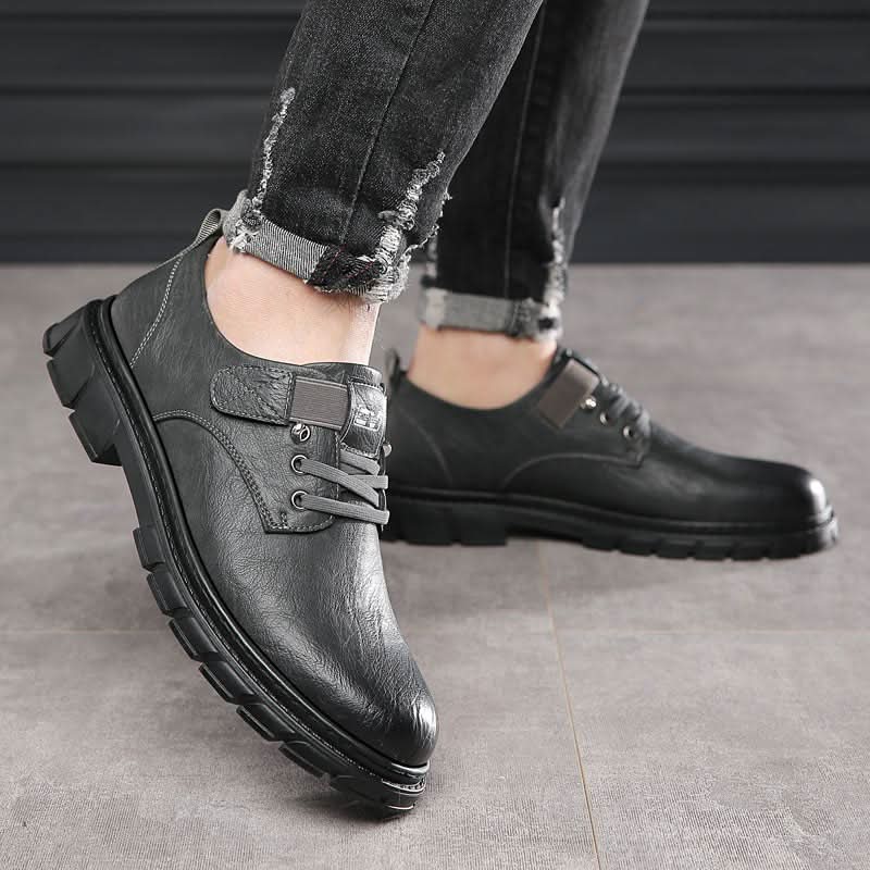 Schuhe mit Schnürung und robuster Sohle