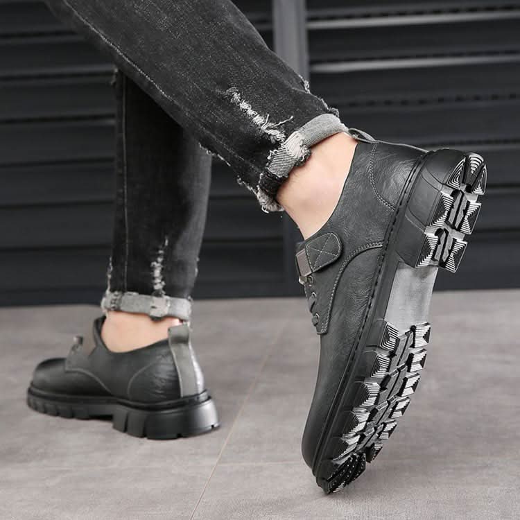 Schuhe mit Schnürung und robuster Sohle