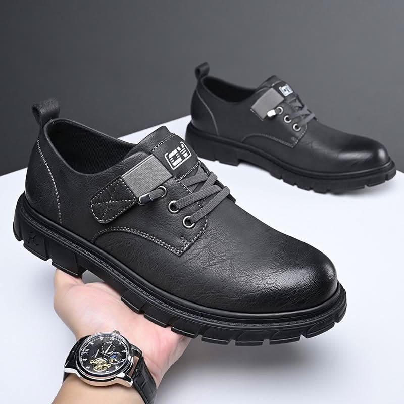 Schuhe mit Schnürung und robuster Sohle