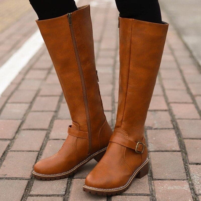 Stiefel mit Reißverschluss und dekorativer Schnalle