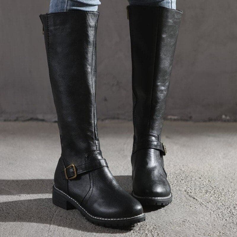 Stiefel mit Reißverschluss und dekorativer Schnalle