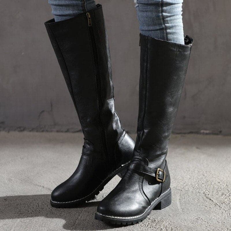 Stiefel mit Reißverschluss und dekorativer Schnalle