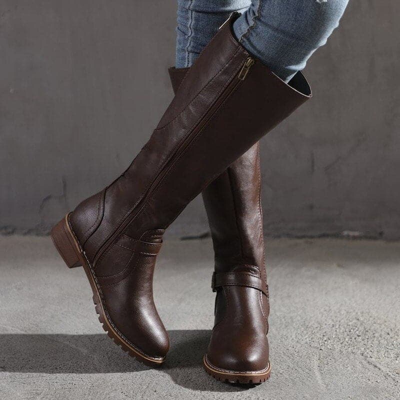 Stiefel mit Reißverschluss und dekorativer Schnalle