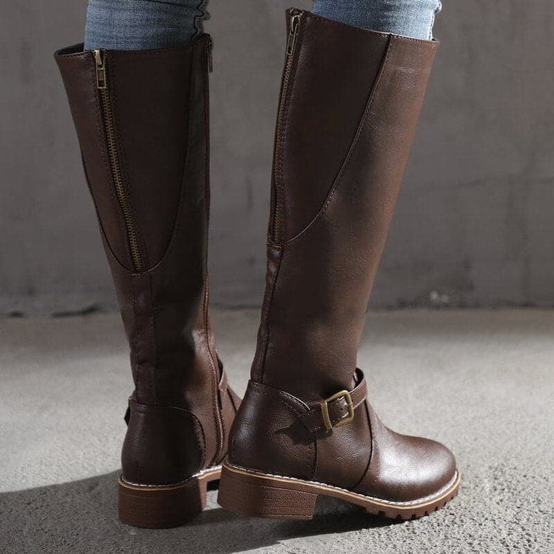 Stiefel mit Reißverschluss und dekorativer Schnalle