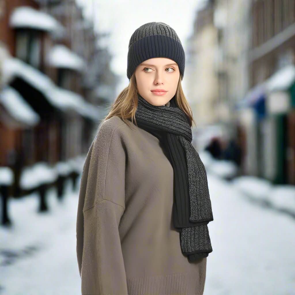 Gemütliches Ensemble aus Strickmütze und Schal für winterliche Erkundungen