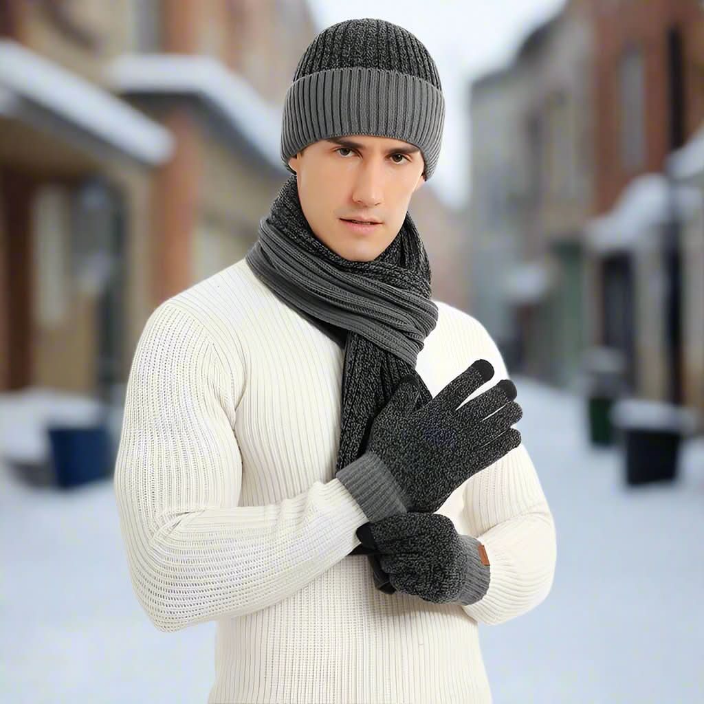 Gemütliches Ensemble aus Strickmütze und Schal für winterliche Erkundungen