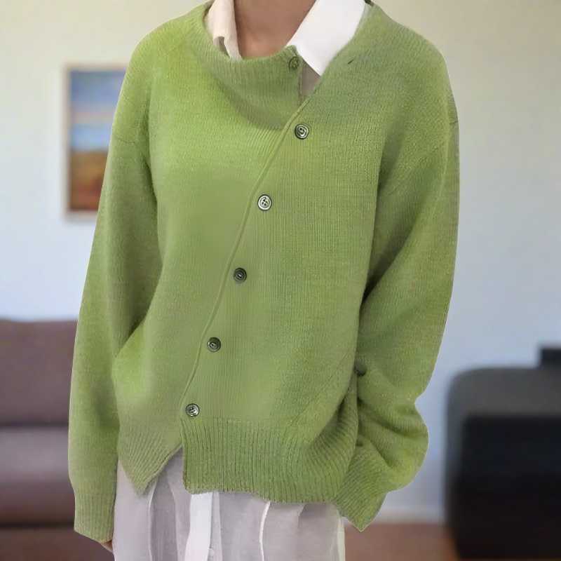 Celina - Weiche Strickjacke mit diagonaler Knopfleiste