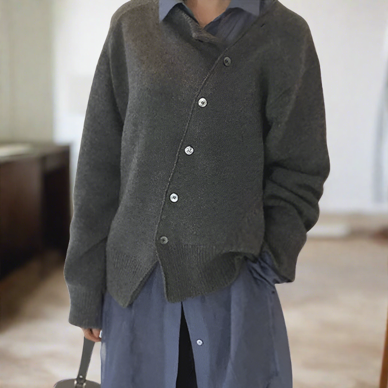 Celina - Weiche Strickjacke mit diagonaler Knopfleiste