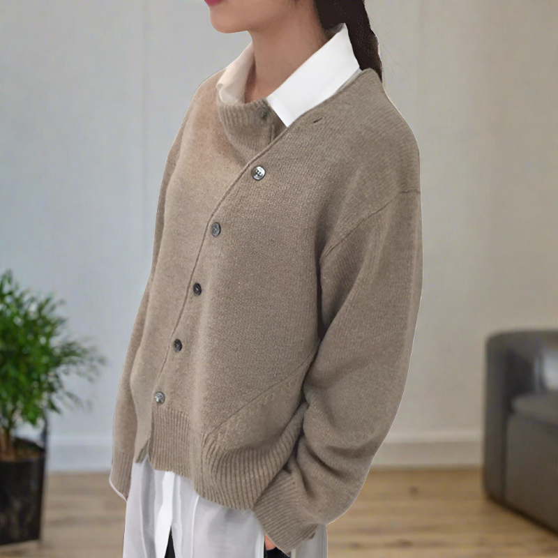 Celina - Weiche Strickjacke mit diagonaler Knopfleiste