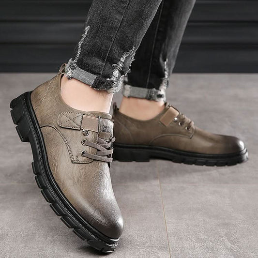 Schuhe mit Schnürung und robuster Sohle