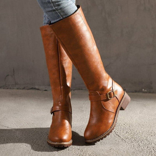 Stiefel mit Reißverschluss und dekorativer Schnalle