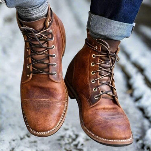 Schuhe mit Schnürung und robuster Sohle